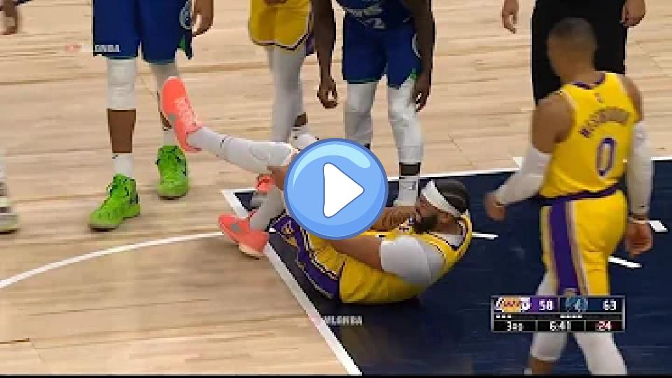 Video thumb: Anthony Davis seems to have suffered a knee injury. 😳