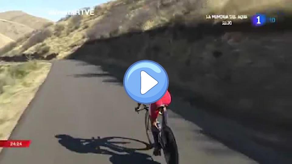 Video thumb: Nairo Quintana suffered a crash in the time trial at the Vuelta a España 2014.