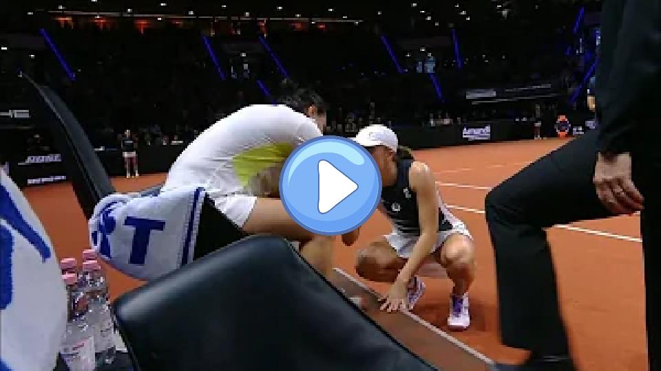 Video thumb: Iga Swiatek comforting Ons Jabeur after she had to retire due to injury | Jabeur in tears vs. Swiatek