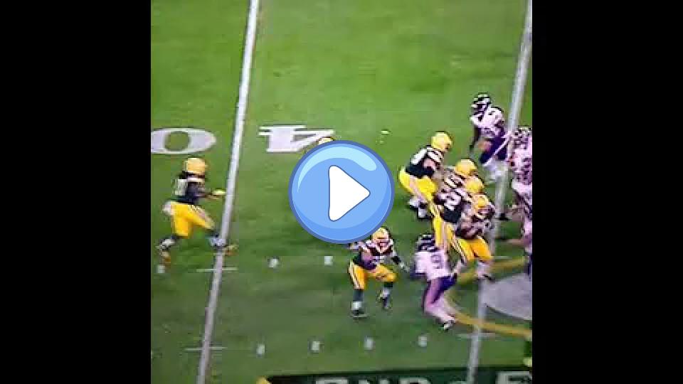 Video thumb: Seneca Wallace throws just like Uncle Rico (Packers).