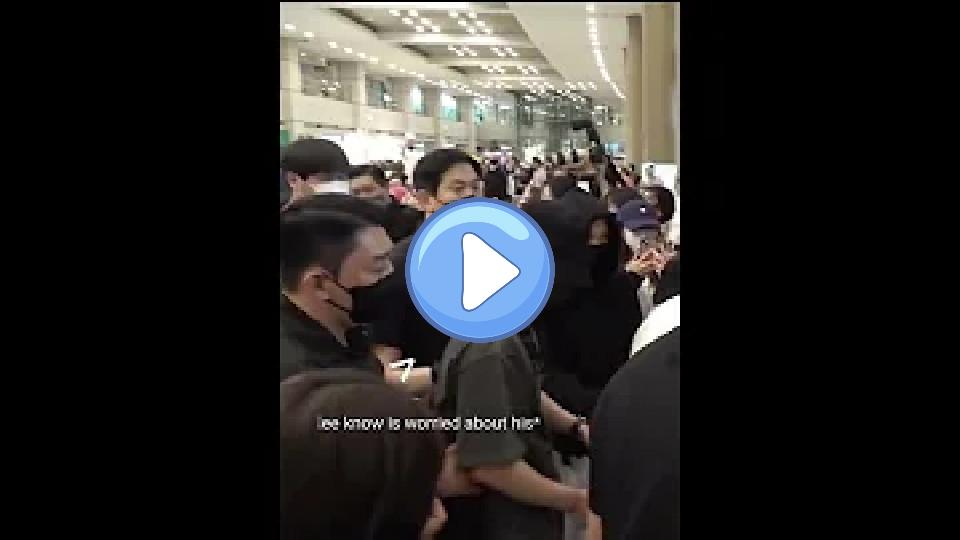 Video thumb: Jisung gets knocked down by fans at the airport!