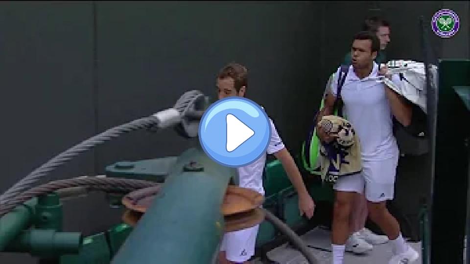 Video thumb: Tsonga helps injured Gasquet with his luggage.