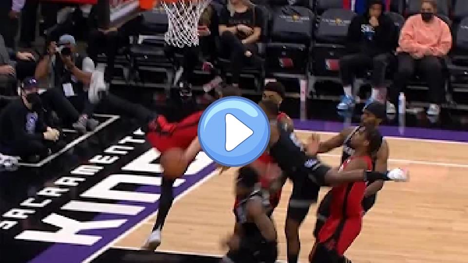 Video thumb: De'Aaron Fox was assessed a flagrant 2 foul and automatically ejected from the game.