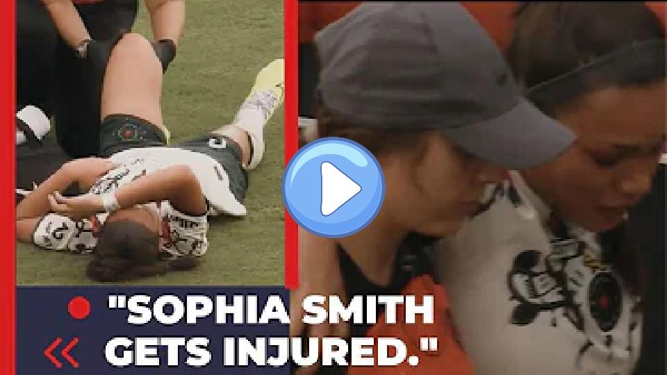 Video thumb: Tearfully, Sophia Smith leaves the match due to an injury to her right knee.