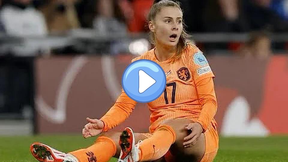 Video thumb: Victoria Pelova's unfortunate ACL injury moment