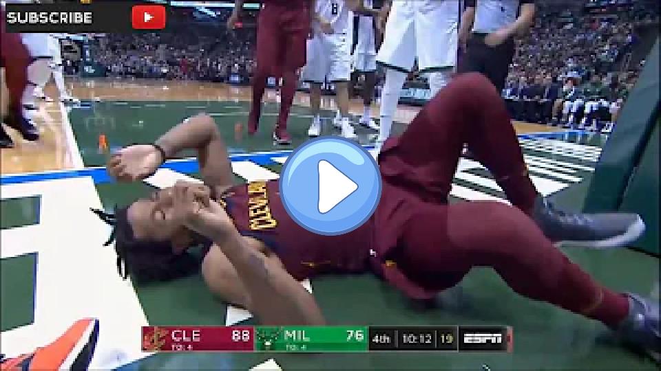 Video thumb: Derrick Rose suffers ankle injury against Bucks on 10/20/17.