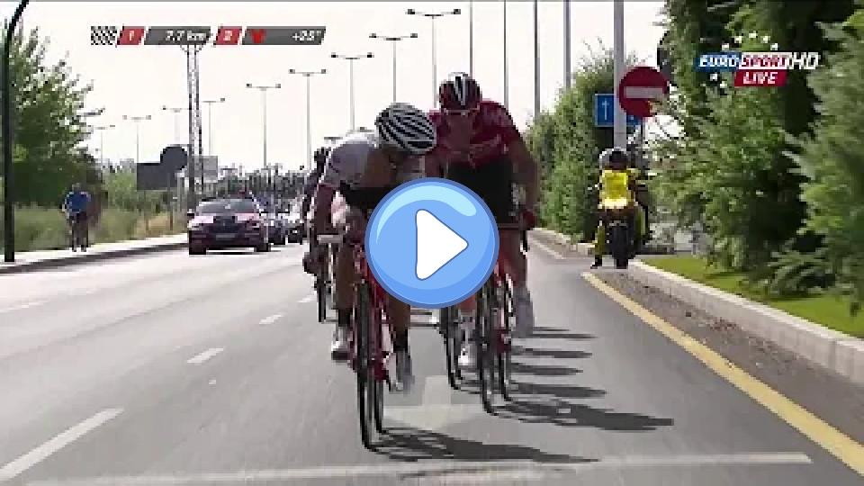 Video thumb: Peter Sagan abandons after being hit by a motorcycle in La Vuelta 2015 - Stage 08.