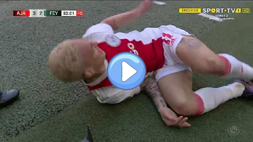 Video thumb: Antony's Time-Wasting Tactics & Receiving a Red Card in De Klassieker 🤓😉😯😎 | Ajax vs. Feyenoord
