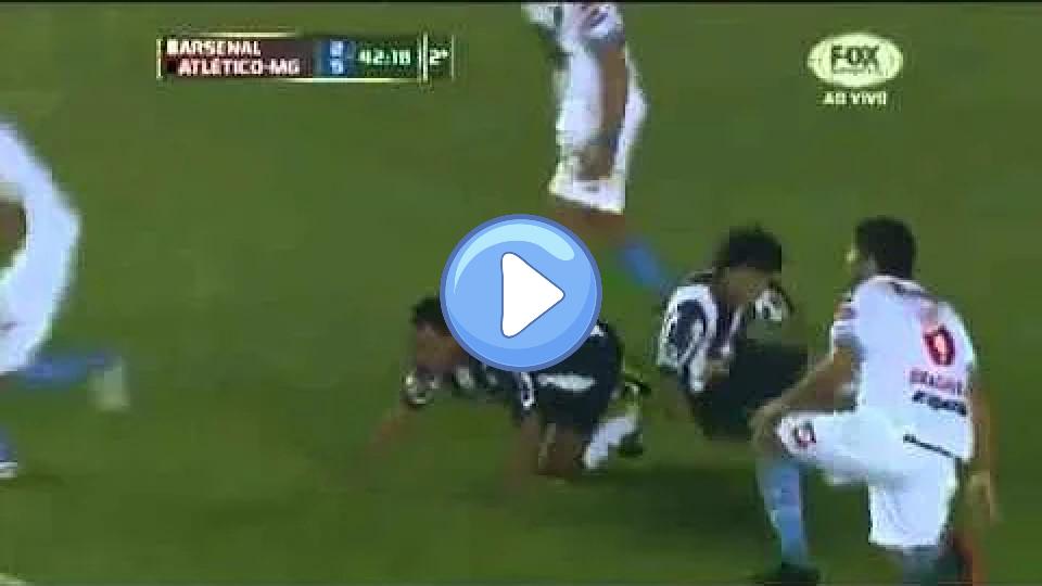 Video thumb: Hard tackle on Ronaldinho.