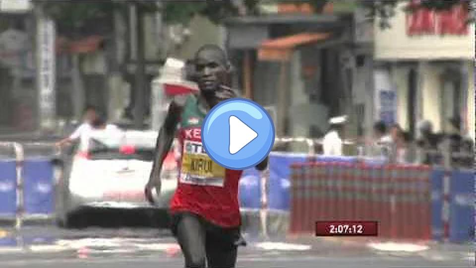 Video thumb: Abel Kirui defends his title in the men's marathon final.