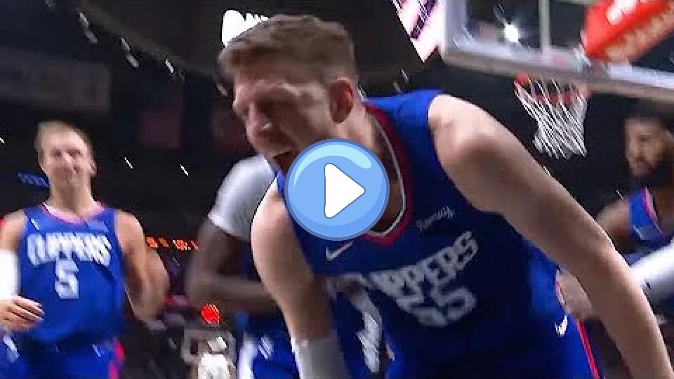 Video thumb: Hartenstein is elbowed by Rudy Gobert but breaks into a huge smile afterward!