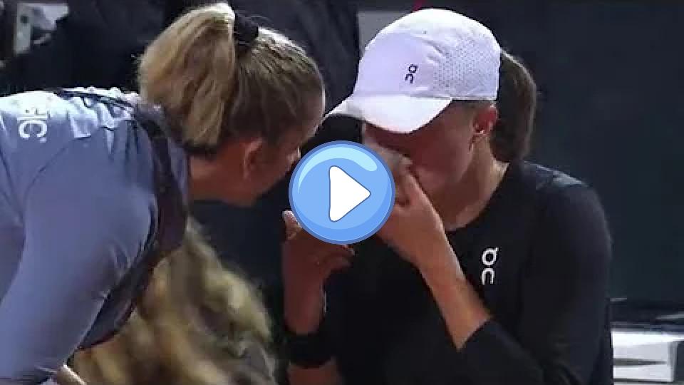 Video thumb: Iga Swiatek injures knee, leaves court for injury timeout.