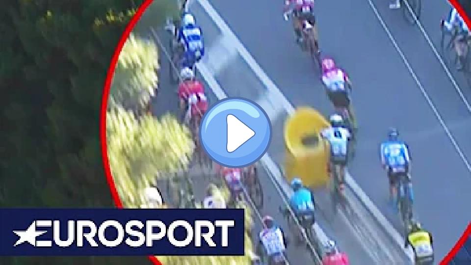 Video thumb: Milan-San Remo 2018 | Mark Cavendish Crashes Into Bollard | Eurosport