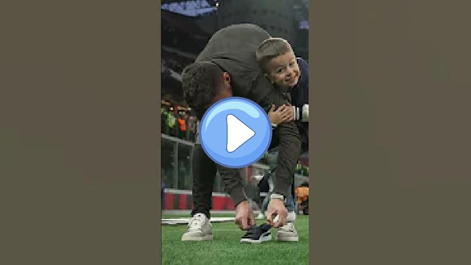 Video thumb: Fatherhood Done Right: Giroud 😍 | #Shorts
