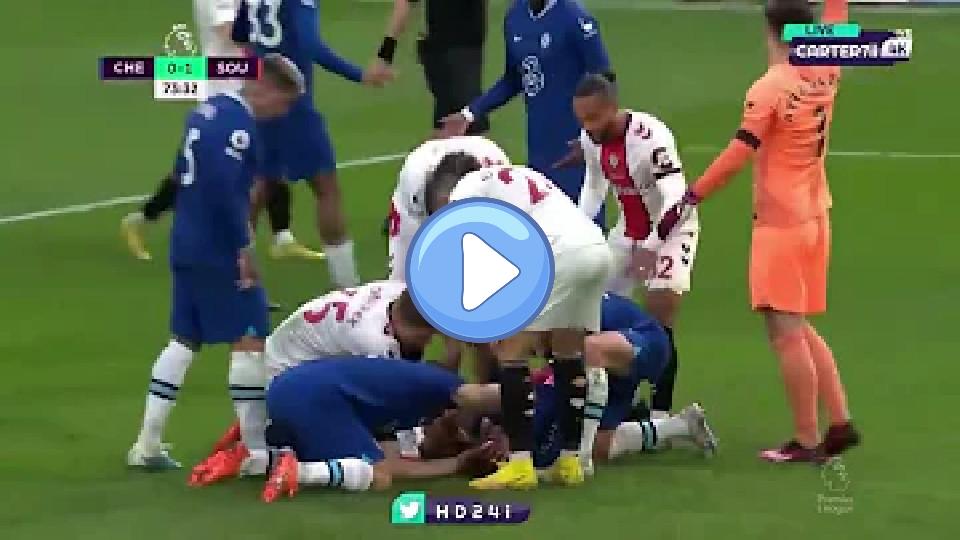 Video thumb: César Azpilicueta Head Injury (taken off the pitch to hospital)