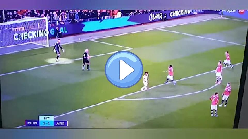 Video thumb: David De Gea pretends to be injured but chases referee Michael Oliver after the goal is given!