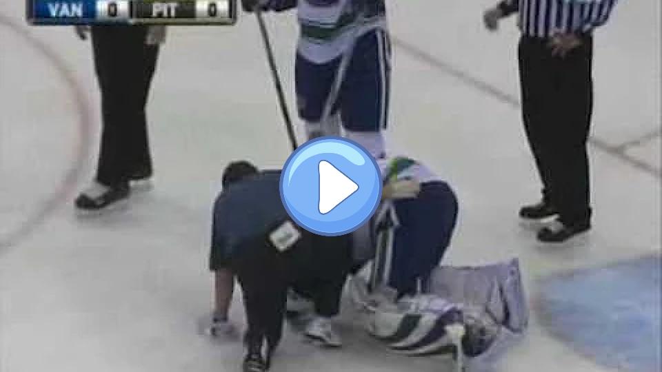 Video thumb: Roberto Luongo's injury in 2009