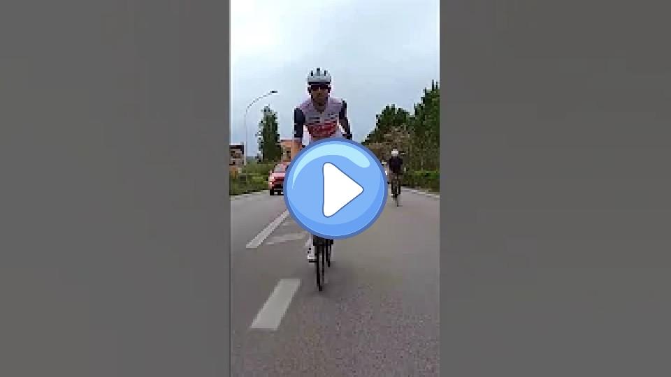 Video thumb: Rider stretches leg out mid-race 🦵 #shorts