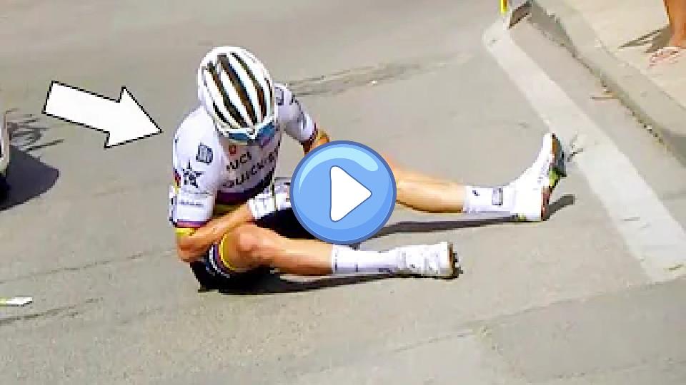 Play video: Julian Alaphilippe Crashes Out of Vuelta a España 2022 Stage 11 Video thumb: Julian Alaphilippe Crashes Out of Vuelta a España 2022 Stage 11