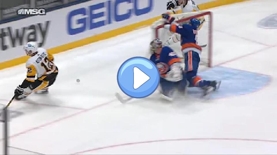 Video thumb: Noah Dobson Crashes Into Semyon Varlamov