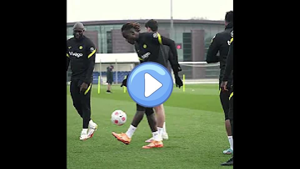 Video thumb: Hudson-Odoi's Cheeky Nutmeg on Hakim Ziyech 😂 #shorts