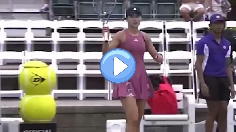 Video thumb: Ukrainian Angelina Kalinina refused a handshake after the match with Russian Anna Kalinskaya.