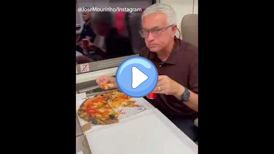 Video thumb: Jose Mourinho celebrates Roma's big win with pizza | #Shorts | ESPN FC