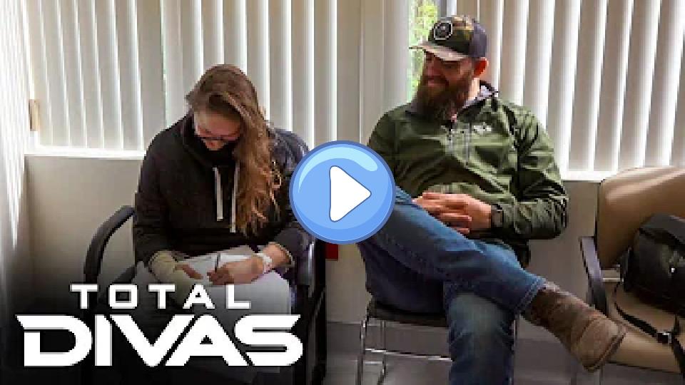 Video thumb: Ronda Rousey undergoes surgery for her broken hand: Total Divas Preview Clip, Dec. 10, 2019