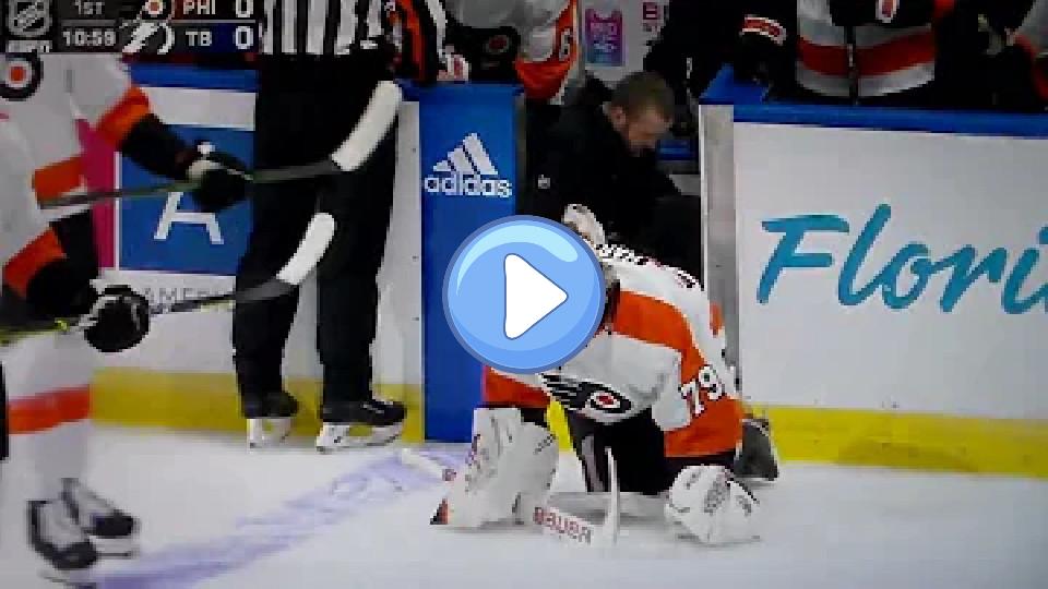 Video thumb: Philadelphia Flyers goalie Carter Hart loses skate blade during game